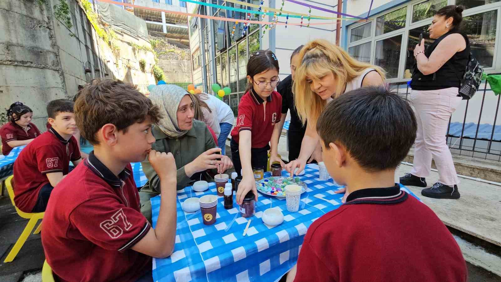 ortaokul ogrencisi duru hobisini yasitlarina ogretiyor 6 3MNLaEfq