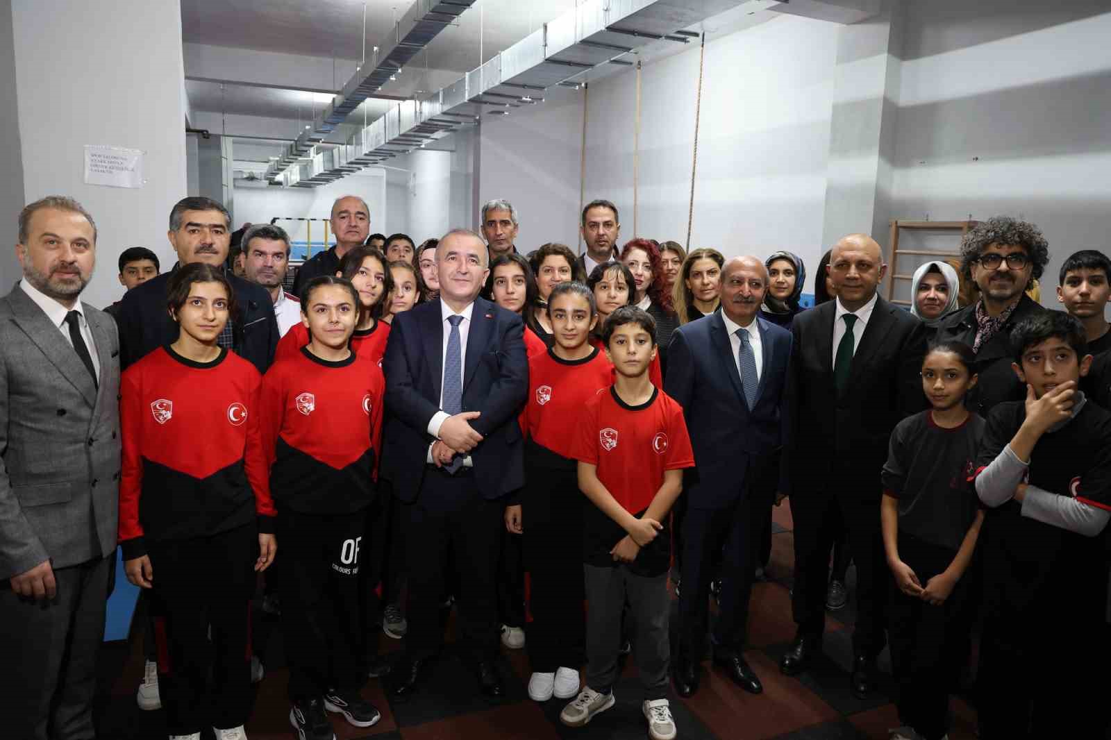 ortaokul ogrencisinin bilek guresine davet ettigi valinin karizmayi cizdirmeyelim demesi gulumsetti 1 uUUW2r4a