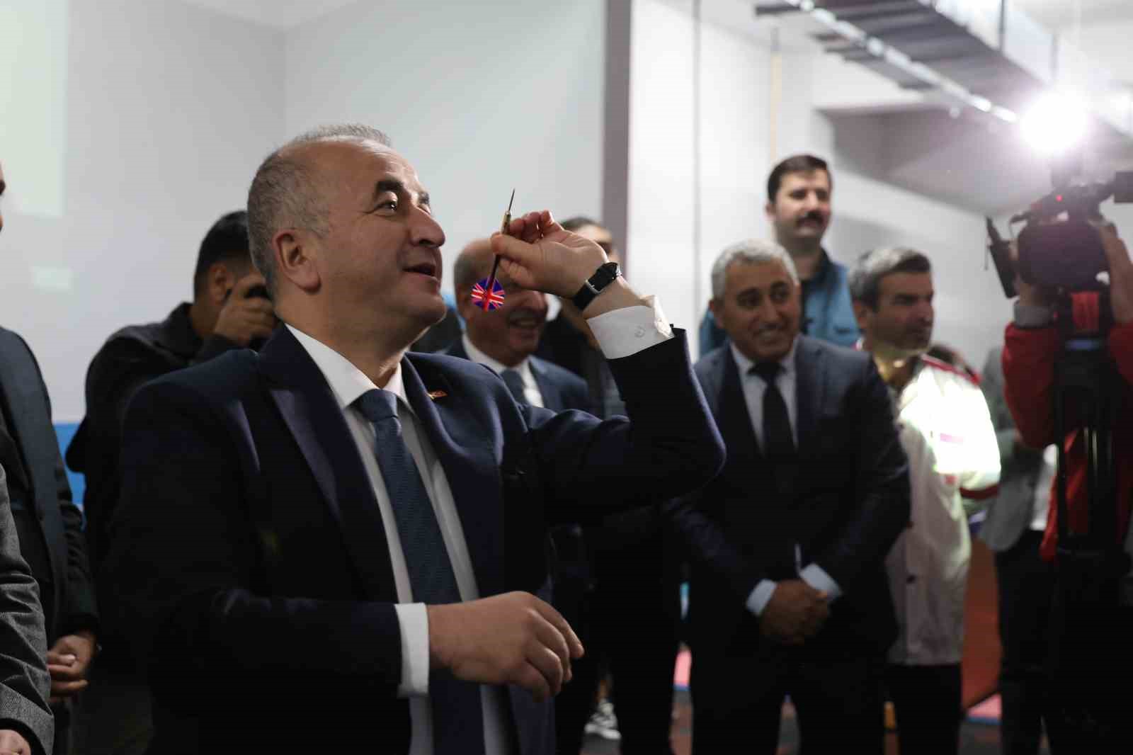 ortaokul ogrencisinin bilek guresine davet ettigi valinin karizmayi cizdirmeyelim demesi gulumsetti 13 7vXEXcJK