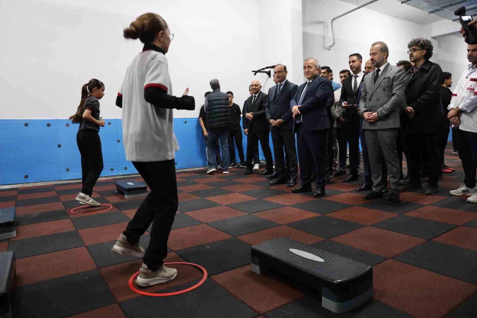 ortaokul ogrencisinin bilek guresine davet ettigi valinin karizmayi cizdirmeyelim demesi gulumsetti 15 jvBRAHbi