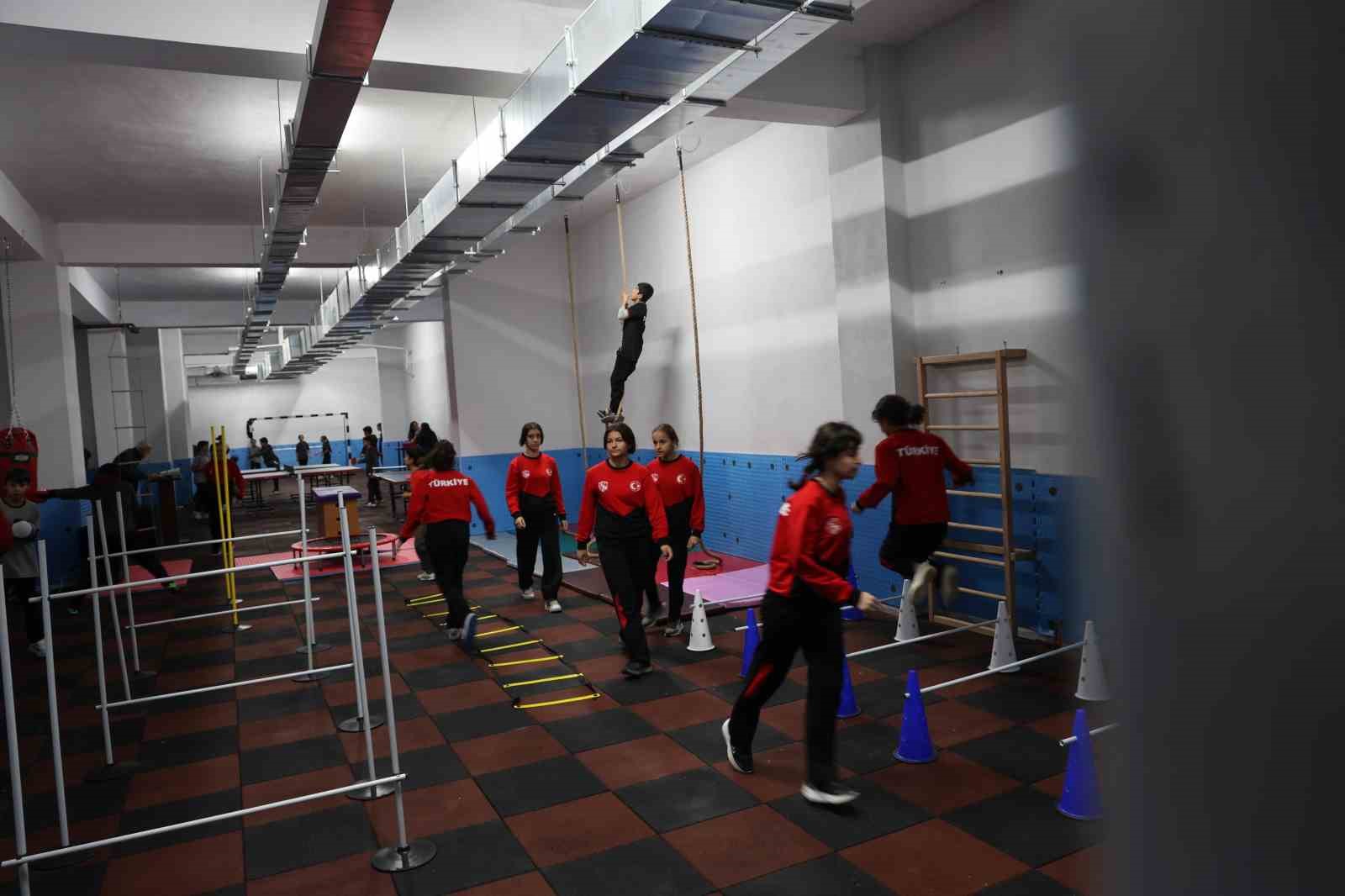 ortaokul ogrencisinin bilek guresine davet ettigi valinin karizmayi cizdirmeyelim demesi gulumsetti 7