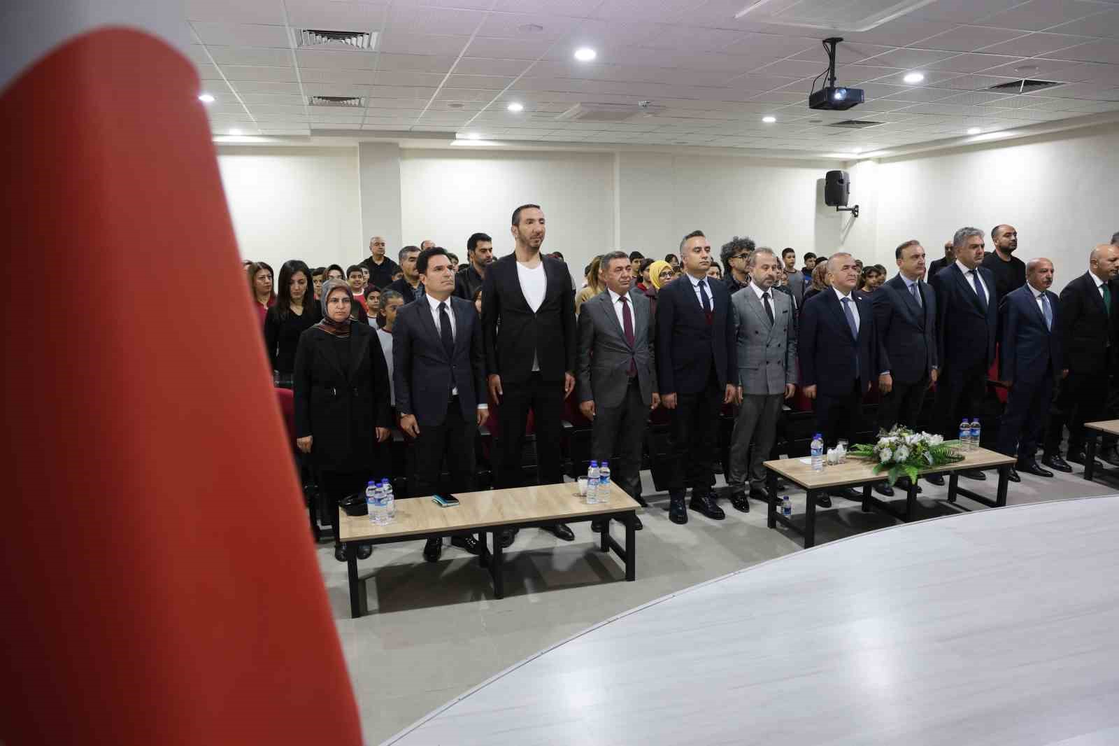 ortaokul ogrencisinin bilek guresine davet ettigi valinin karizmayi cizdirmeyelim demesi gulumsetti 8 PUYT6NPv