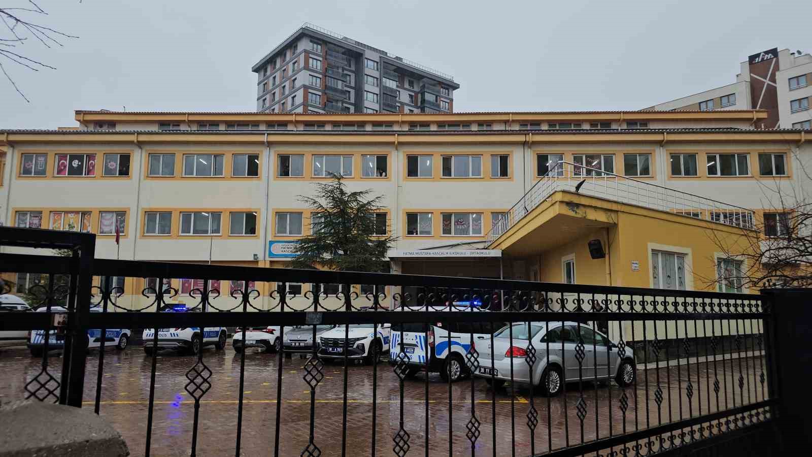 ortaokulda bicakli kavga 1 ogrenci yarali 3 94RMue11