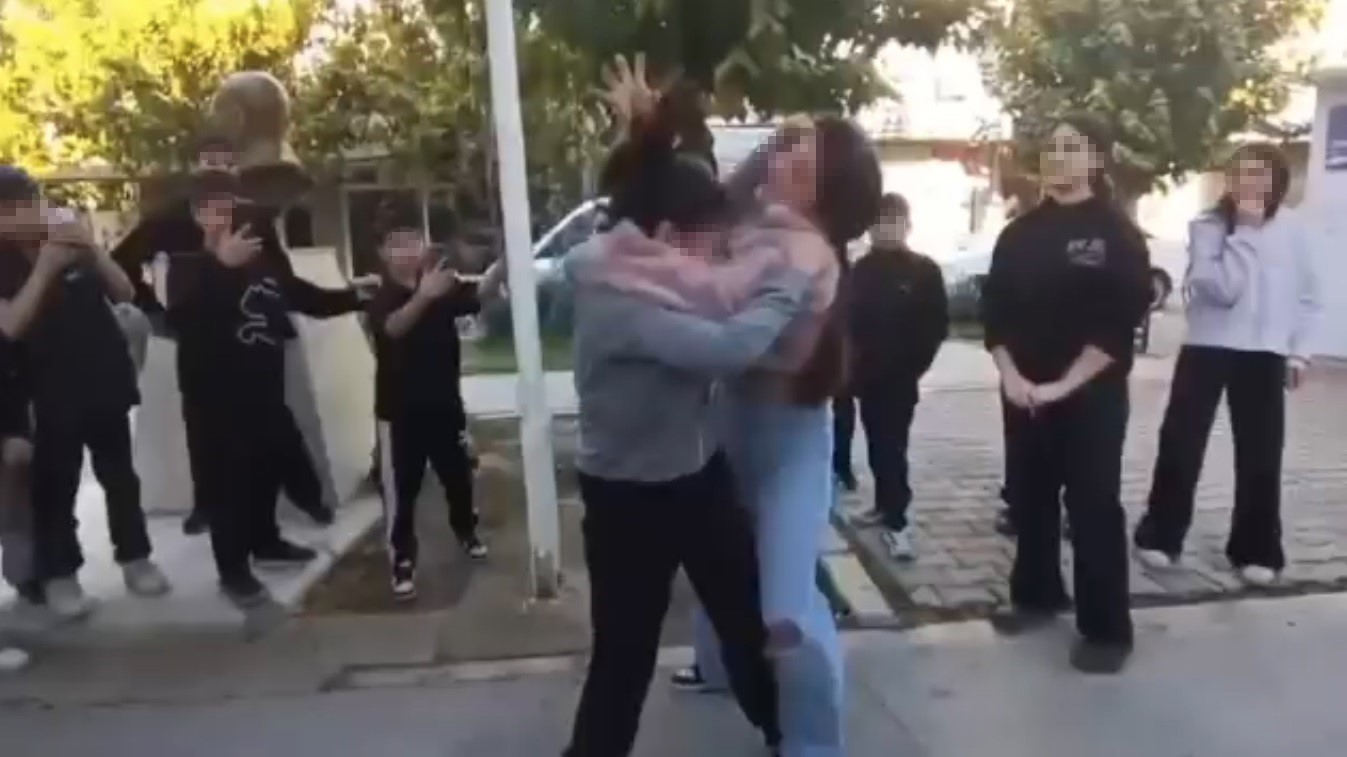 ortaokullu kizlar birbirine girdi arkadaslari ayirmak yerine video cekti 0