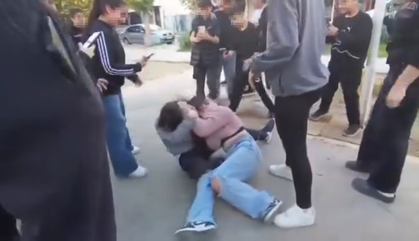 ortaokullu kizlar birbirine girdi arkadaslari ayirmak yerine video cekti 1 TuGisenf