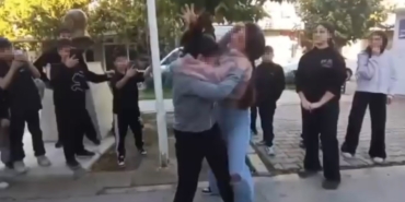 ortaokullu-kizlar-birbirine-girdi-arkadaslari-ayirmak-yerine-video-cekti-1AzmuvcL.jpg