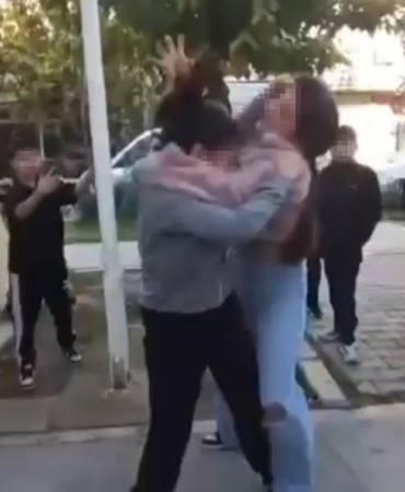 ortaokullu-kizlar-birbirine-girdi-arkadaslari-ayirmak-yerine-video-cekti-1AzmuvcL.jpg