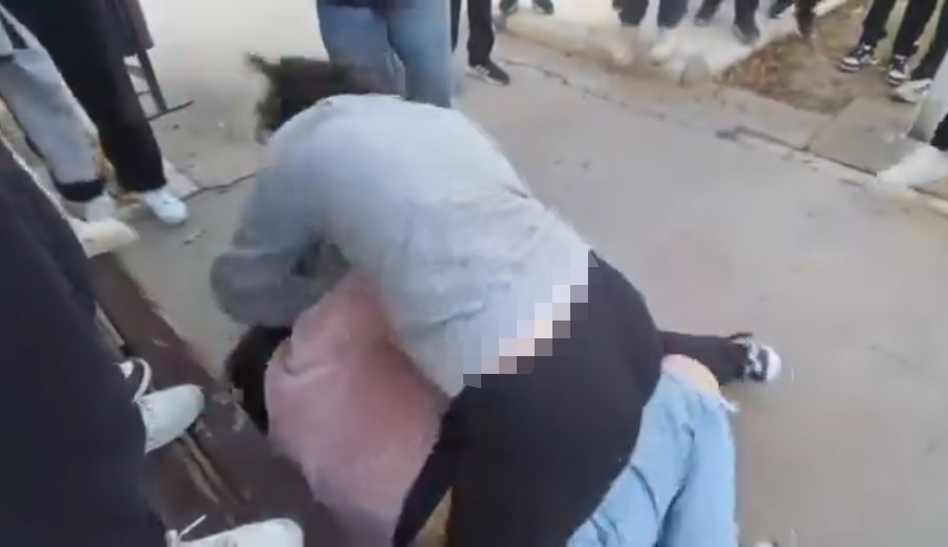 ortaokullu kizlar birbirine girdi arkadaslari ayirmak yerine video cekti 2 lNvp3AEM
