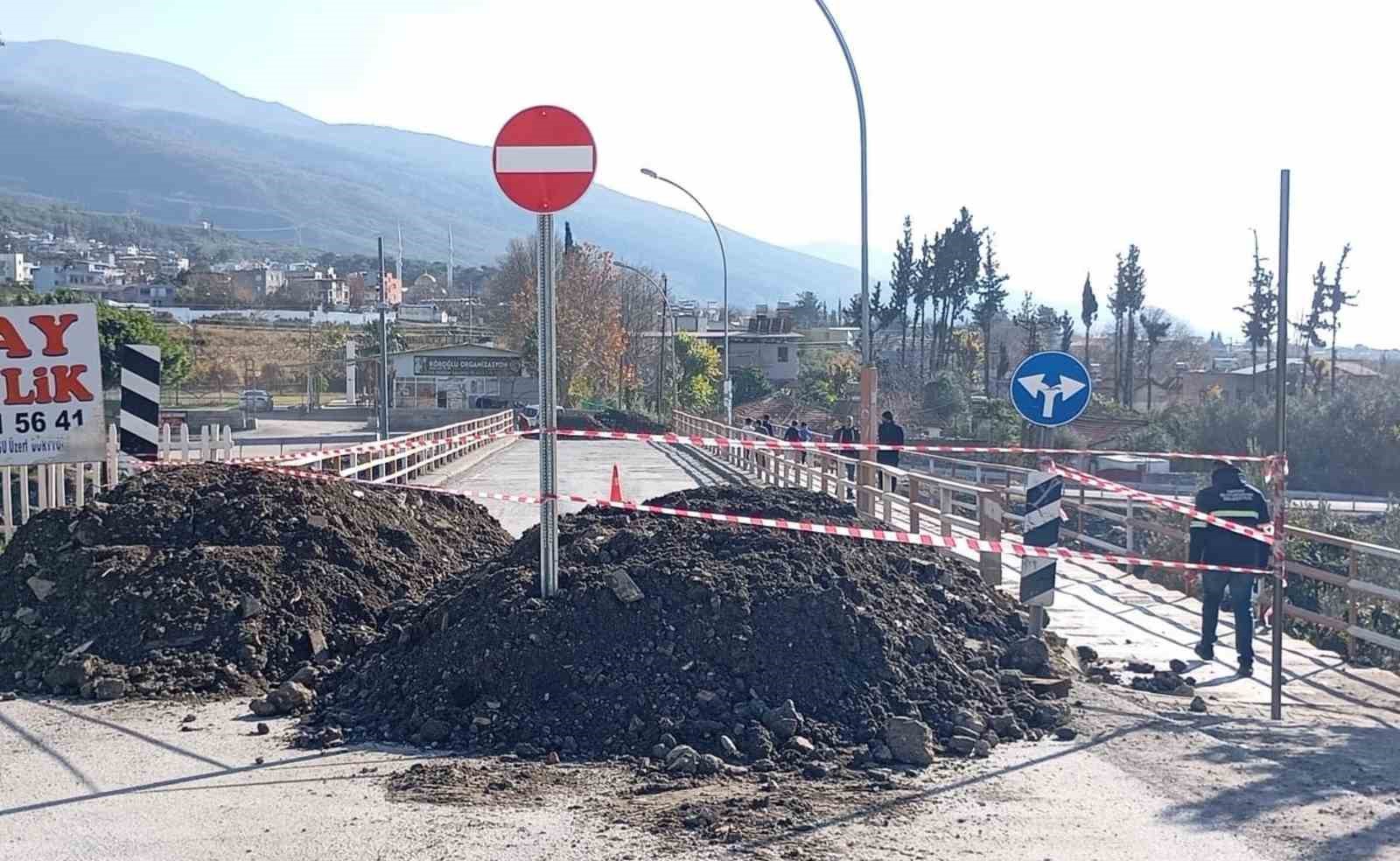 ortasinda delik olusan kopru trafige kapatildi 1 iqgLaSXb