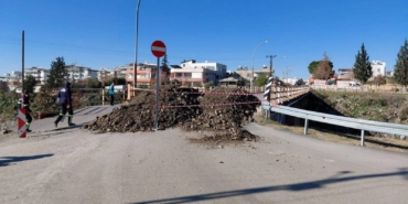 ortasinda-delik-olusan-kopru-trafige-kapatildi-z6Qw774e.jpg