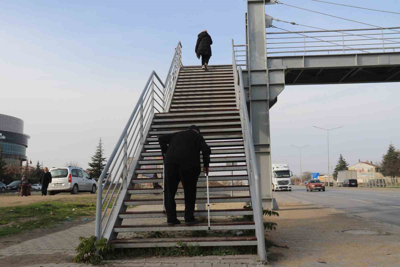 ortasindan cevre yolu gecen mahallede yaslilar ve engelliler yolun karsi tarafina gecemiyor 0 3w8EVHls