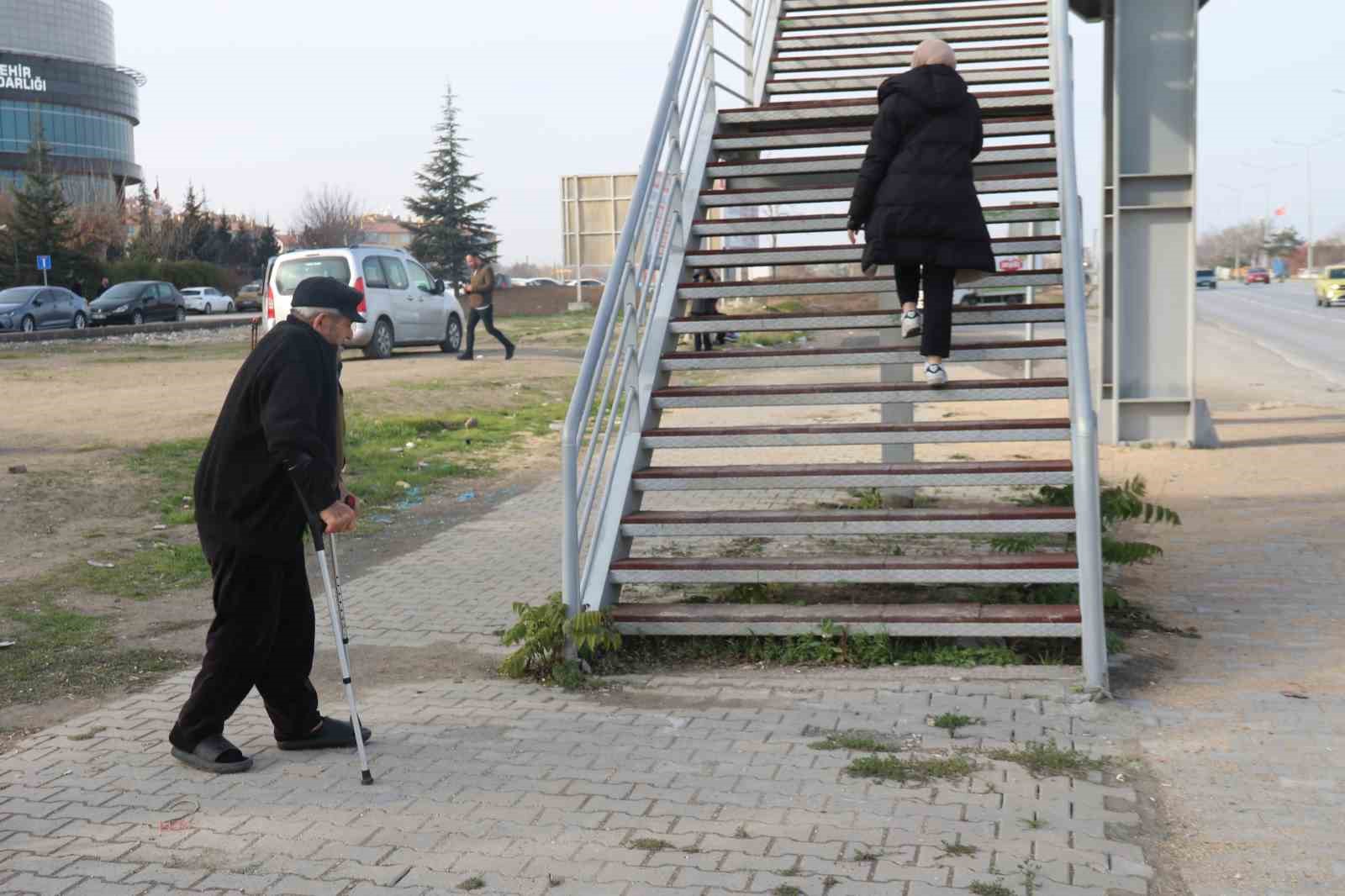 ortasindan cevre yolu gecen mahallede yaslilar ve engelliler yolun karsi tarafina gecemiyor 1 OTiwMBf8