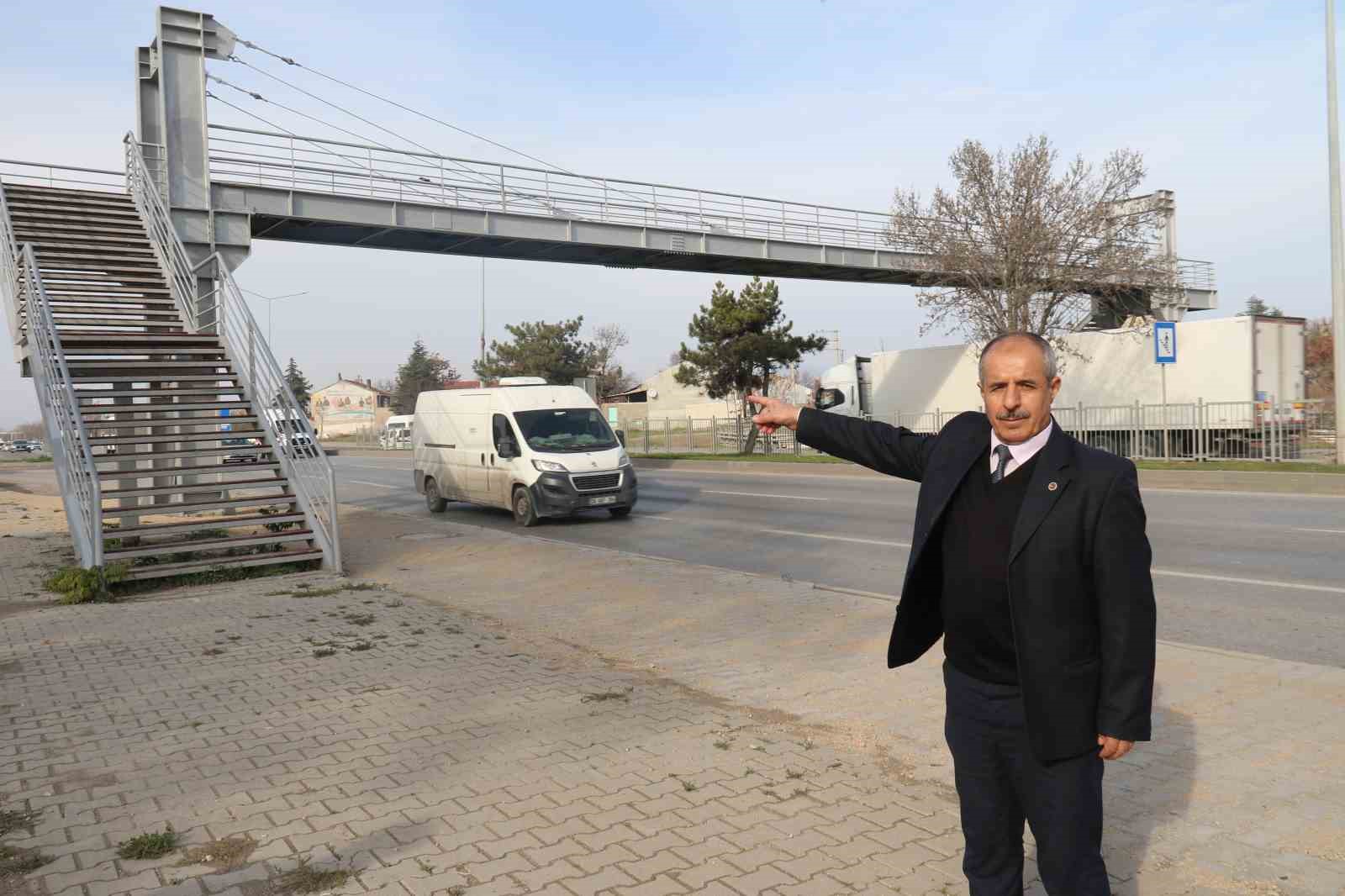 ortasindan cevre yolu gecen mahallede yaslilar ve engelliler yolun karsi tarafina gecemiyor 2 Fp21zV8u