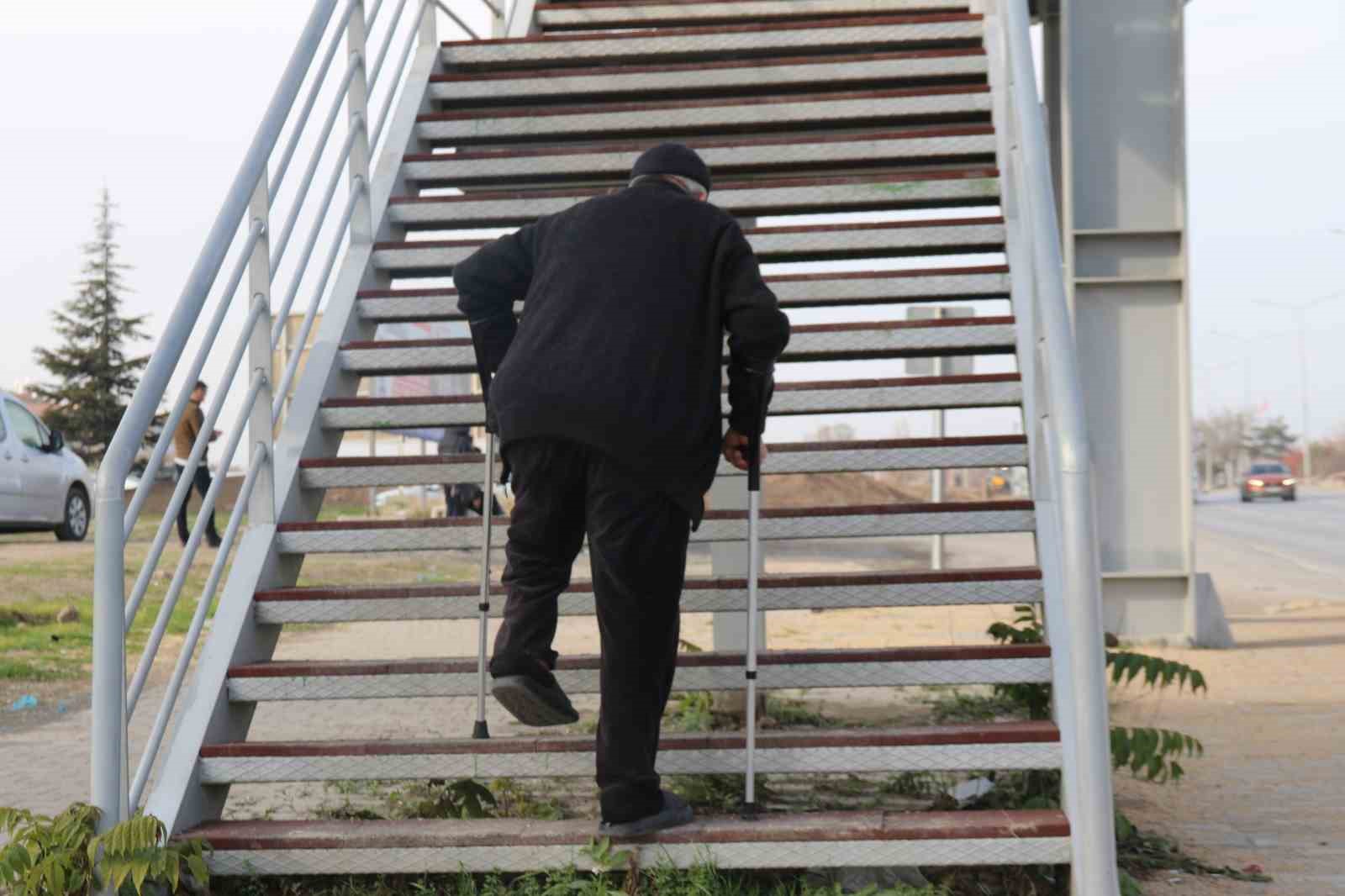 ortasindan cevre yolu gecen mahallede yaslilar ve engelliler yolun karsi tarafina gecemiyor 3 88TgeM1m