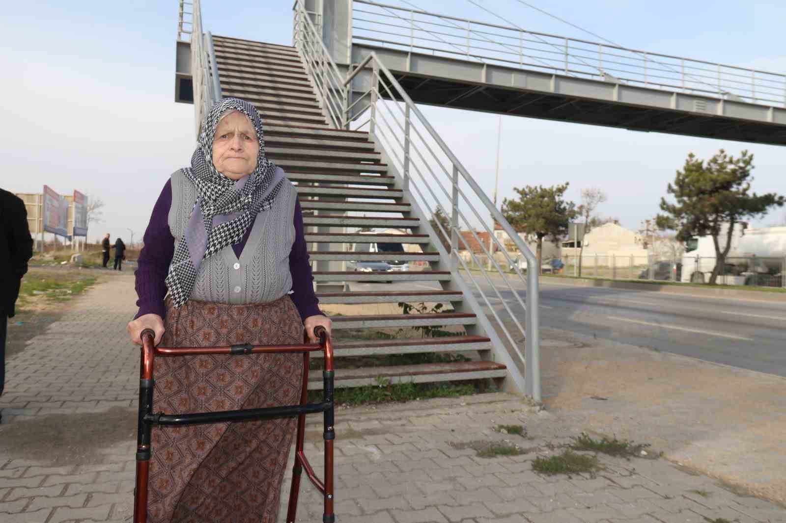 ortasindan cevre yolu gecen mahallede yaslilar ve engelliler yolun karsi tarafina gecemiyor 4 yQAH3lvv