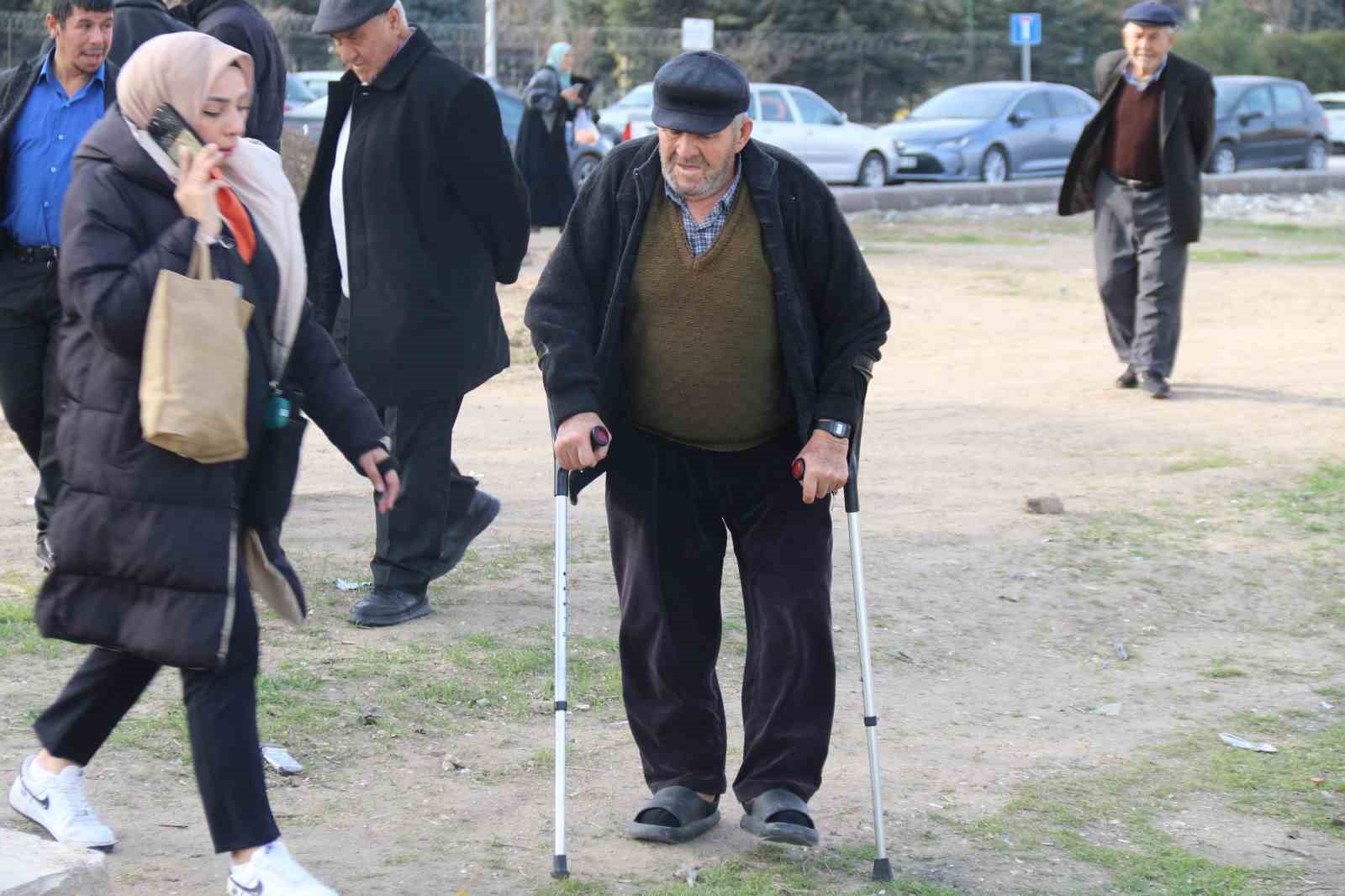 ortasindan cevre yolu gecen mahallede yaslilar ve engelliler yolun karsi tarafina gecemiyor 5 XuQyEKgK