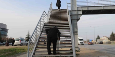 ortasindan-cevre-yolu-gecen-mahallede-yaslilar-ve-engelliler-yolun-karsi-tarafina-gecemiyor-RdtsFq2T.jpg