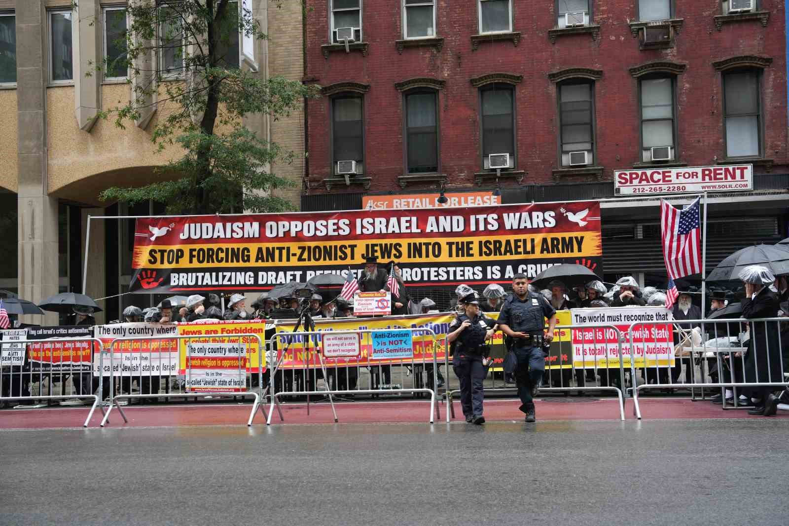 Ortodoks Yahudiler, New York’ta İsrail Devleti’ni ve zorunlu askerlik uygulamasını protesto etti 4 ortodoks yahudiler new yorkta israil devletini ve zorunlu askerlik uygulamasini protesto etti 0