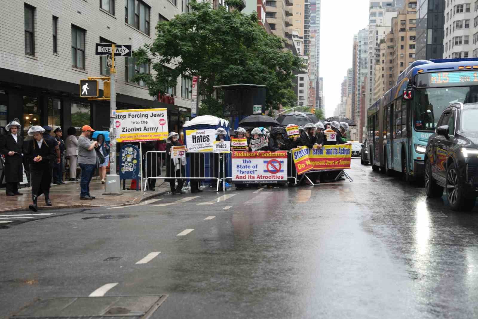 Ortodoks Yahudiler, New York’ta İsrail Devleti’ni ve zorunlu askerlik uygulamasını protesto etti 6 ortodoks yahudiler new yorkta israil devletini ve zorunlu askerlik uygulamasini protesto etti 2 IO6n5lhV