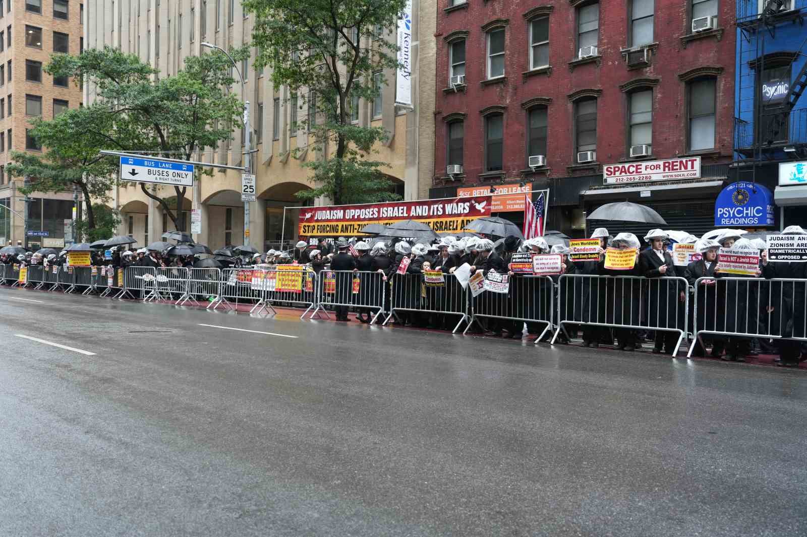 Ortodoks Yahudiler, New York’ta İsrail Devleti’ni ve zorunlu askerlik uygulamasını protesto etti 7 ortodoks yahudiler new yorkta israil devletini ve zorunlu askerlik uygulamasini protesto etti 3 7YZ7bwpU