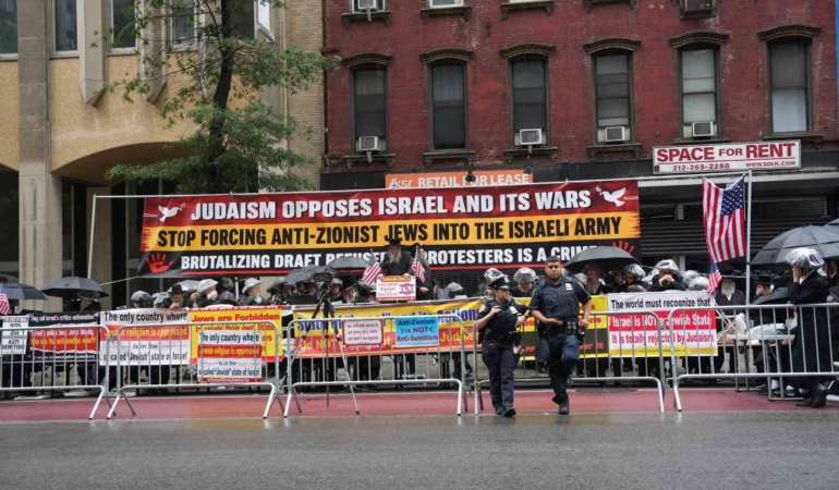 ortodoks-yahudiler-new-yorkta-israil-devletini-ve-zorunlu-askerlik-uygulamasini-protesto-etti-AnOWApYj.jpg