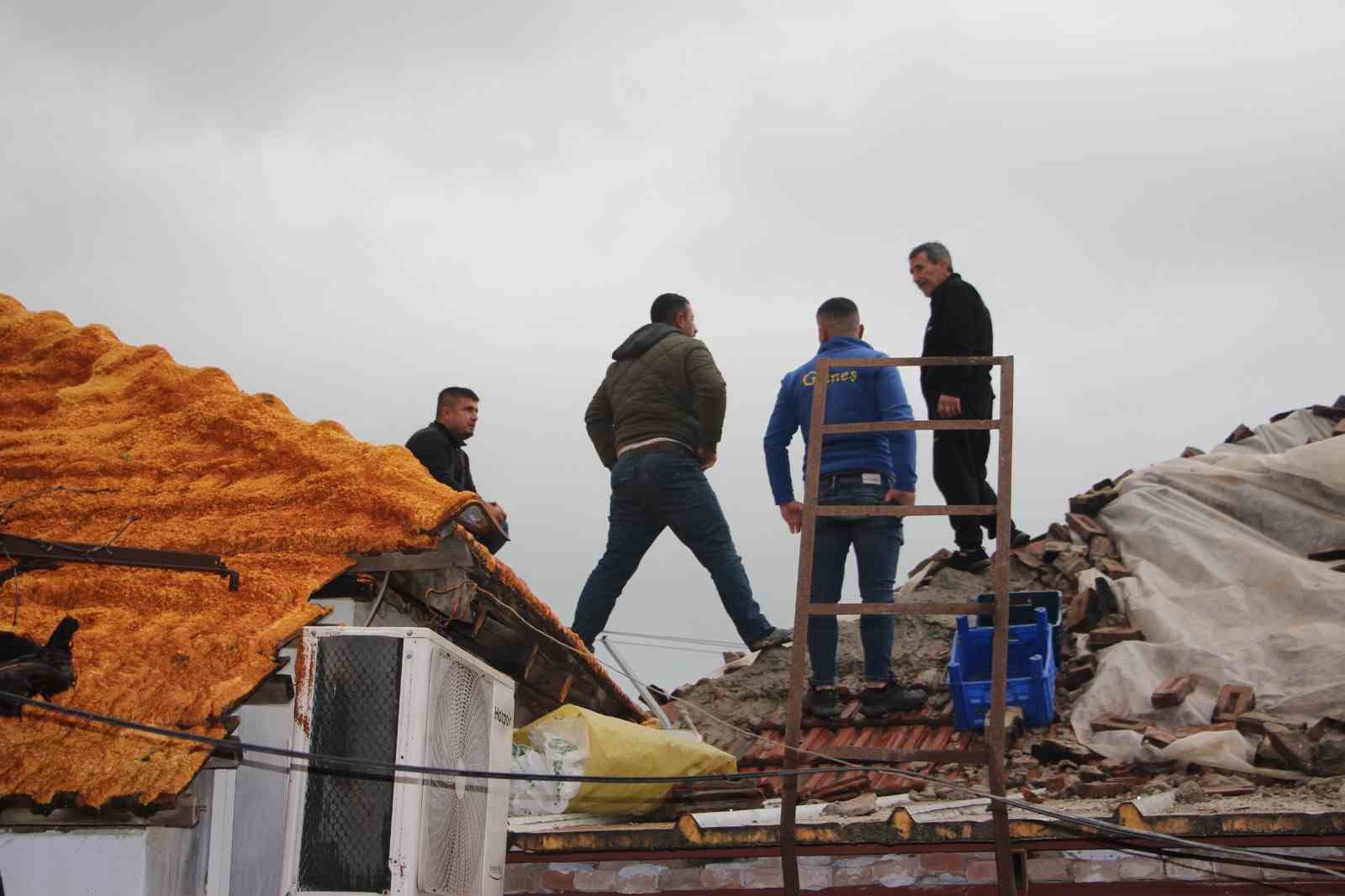 ortu alti tarimin merkezi kumlucada hortumun verdigi hasar gunduz ortaya cikti 2 esLBL21Z
