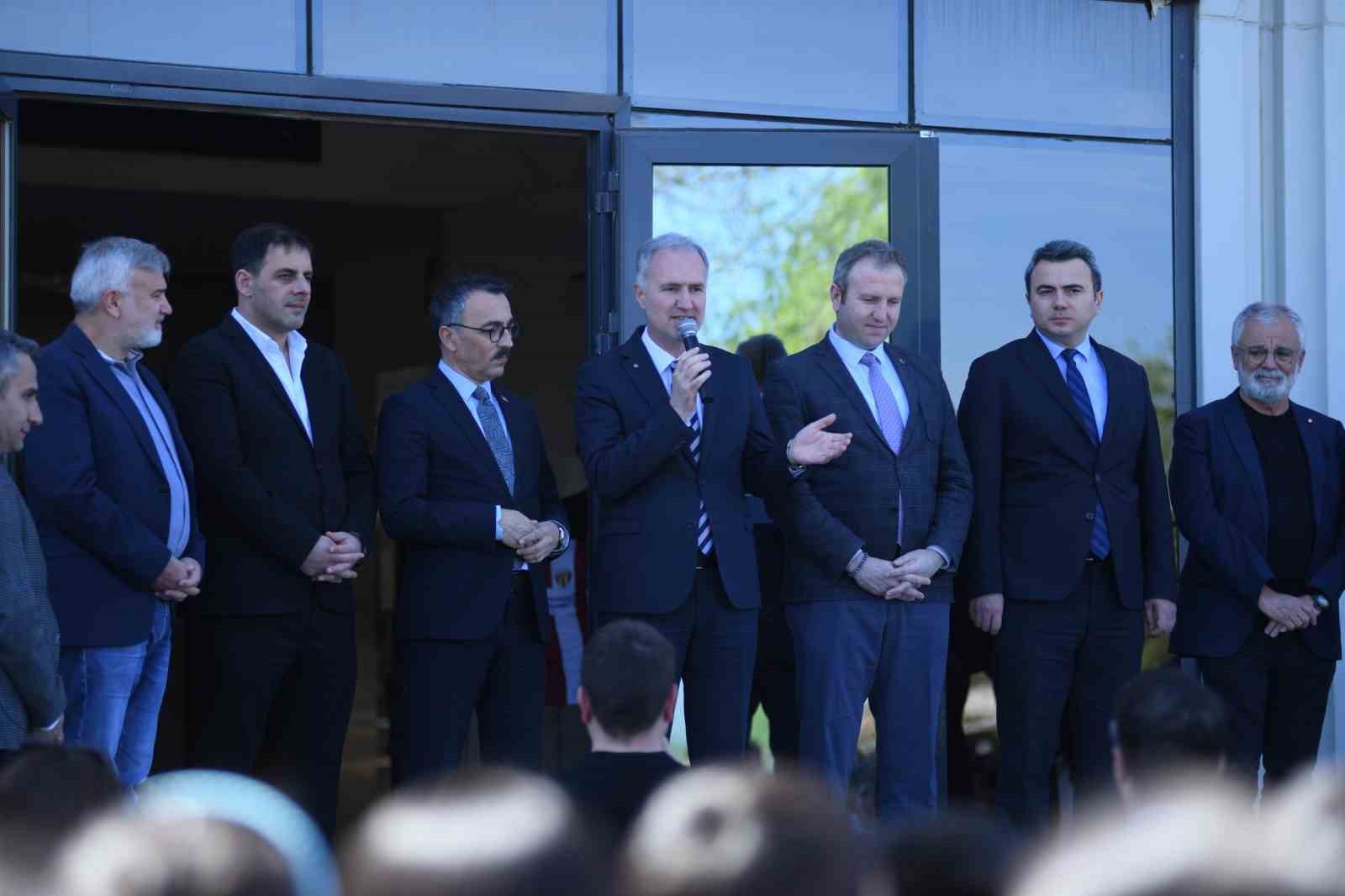 osb ortaokulunda bin 100 ogrenciye inegolspor formasi dagitildi 2 zIG3Eqv6