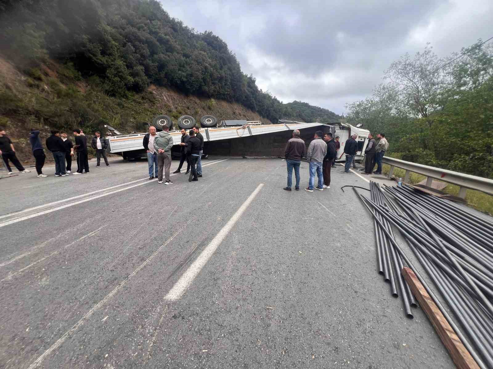 osb yolunda kontrolden cikan tir devrildi 1 yarali 1 y6CYXQ7Y