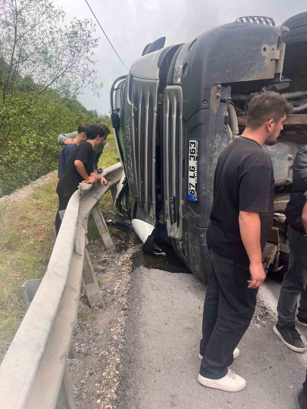 osb yolunda kontrolden cikan tir devrildi 1 yarali 2 fhWZnUhq