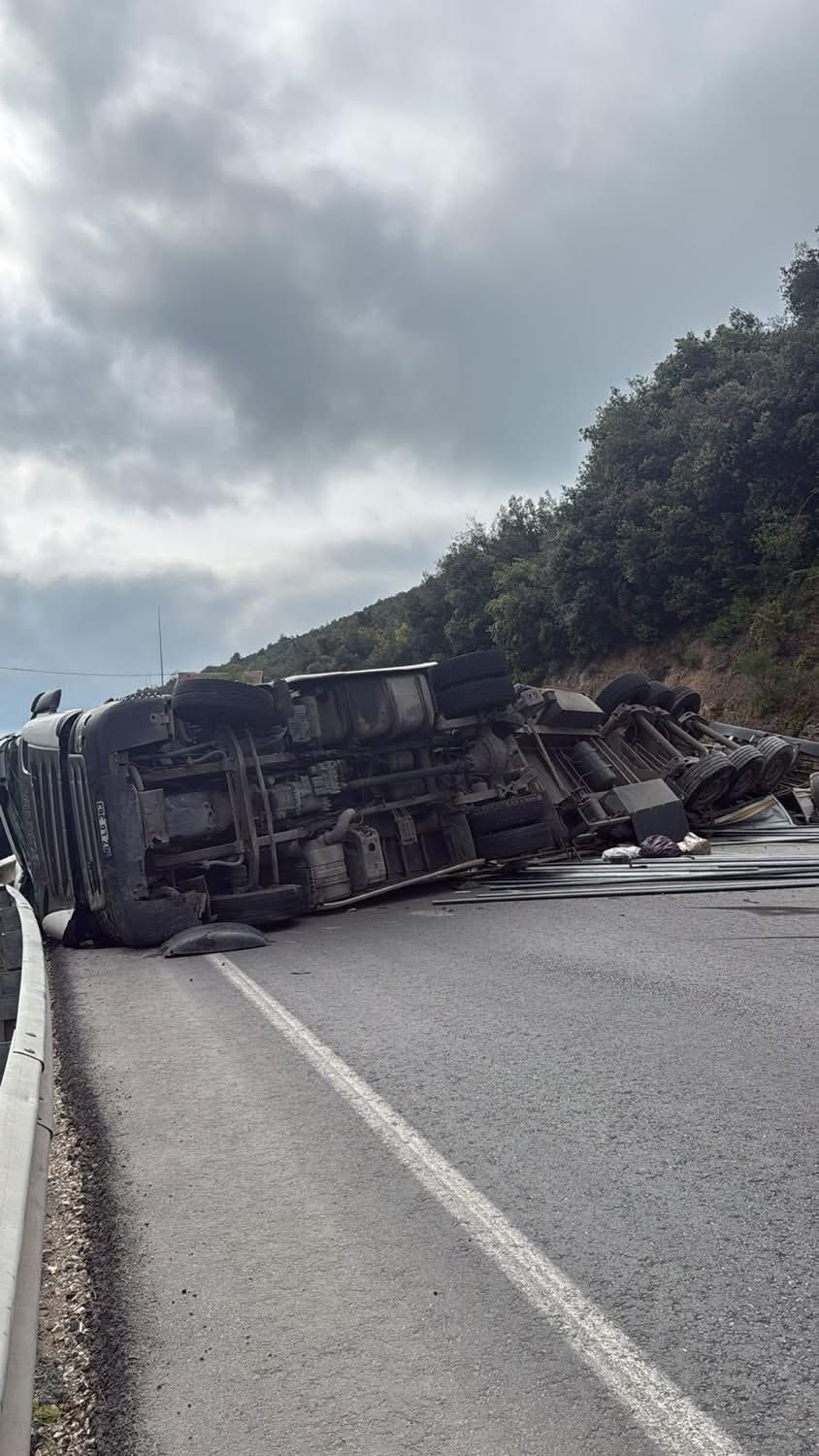 osb yolunda kontrolden cikan tir devrildi 1 yarali 3 GDnhyTLJ