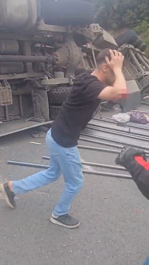 osb yolunda kontrolden cikan tir devrildi 1 yarali 4 uZK8XyWc