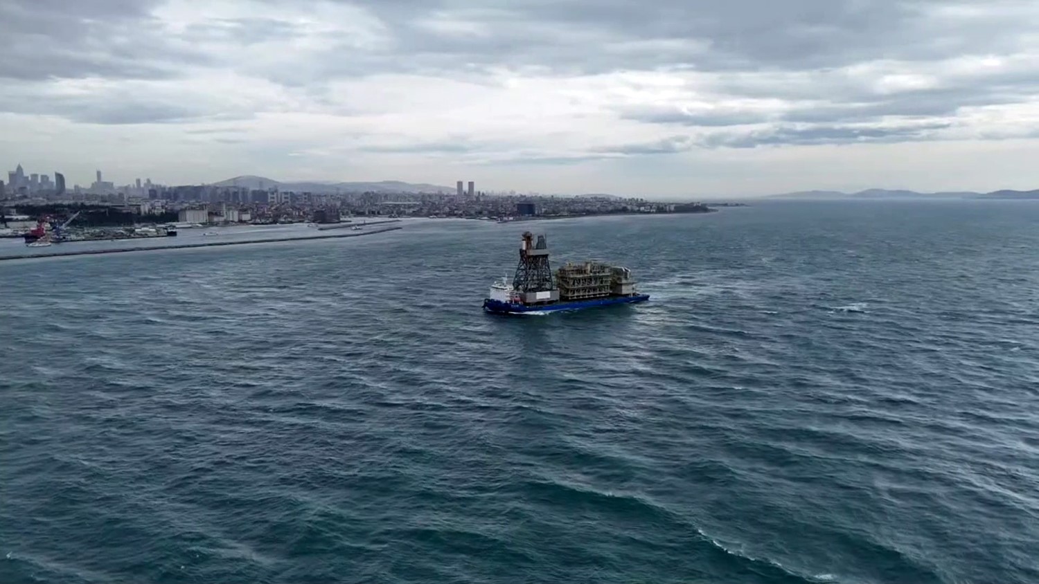osman gazi yuzer uretim platformunun parcalari ile yildirim sondaj gemisinin kulesini tasiyan dev platform 331lPhFv