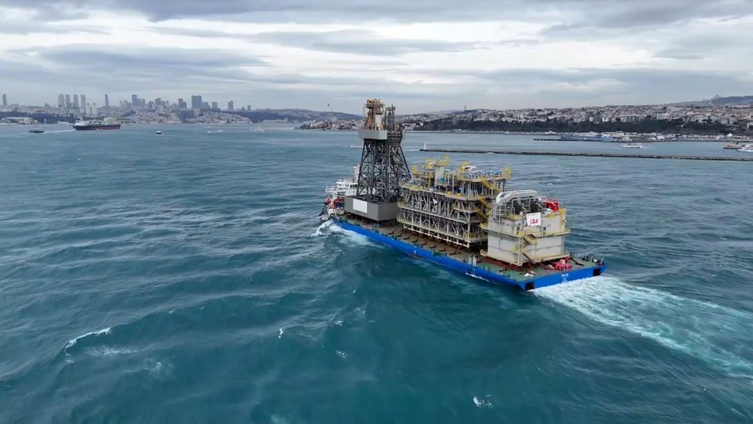 osman gazi yuzer uretim platformunun parcalari ile yildirim sondaj gemisinin kulesini tasiyan dev platform RvsPBXcC