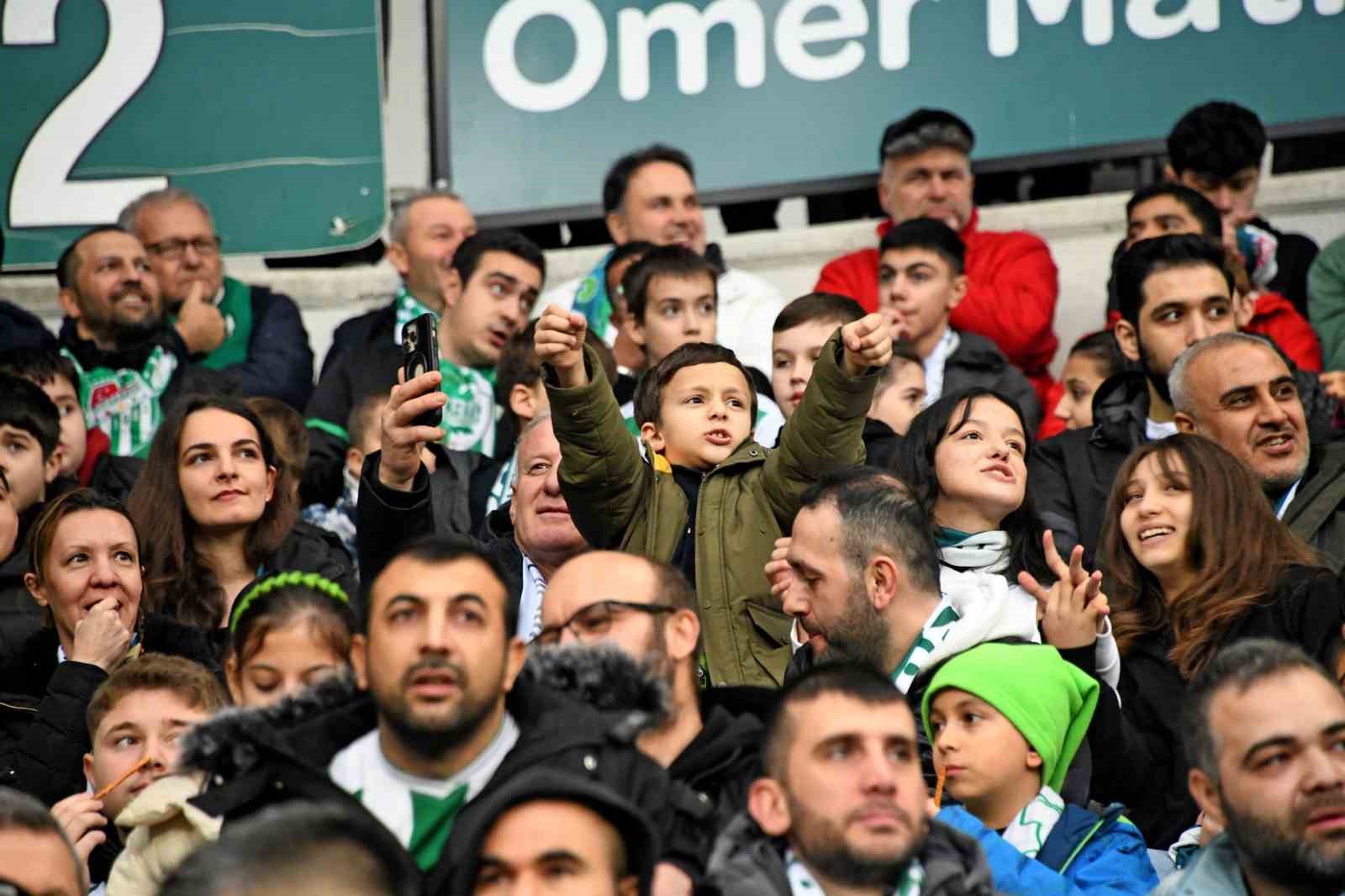 osmangazi belediyesi 100 cocugu bursaspor ile bulusturdu 4 JJbfbgaE