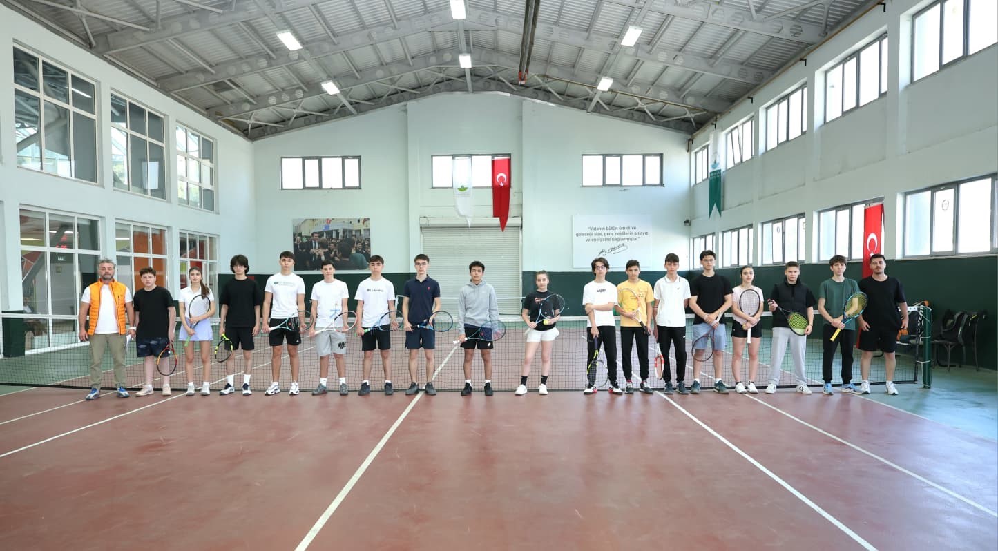 osmangazi belediyesi 19 mayis coskusunu tenis kortlarina tasidi 1 6lbnBps4