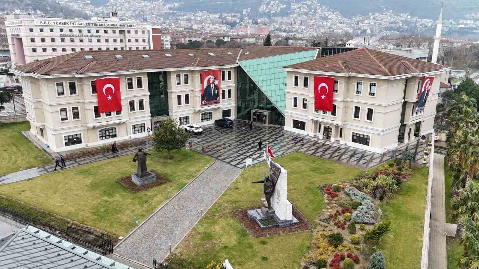 osmangazi belediyesi binalarini turk bayraklariyla donatti 0