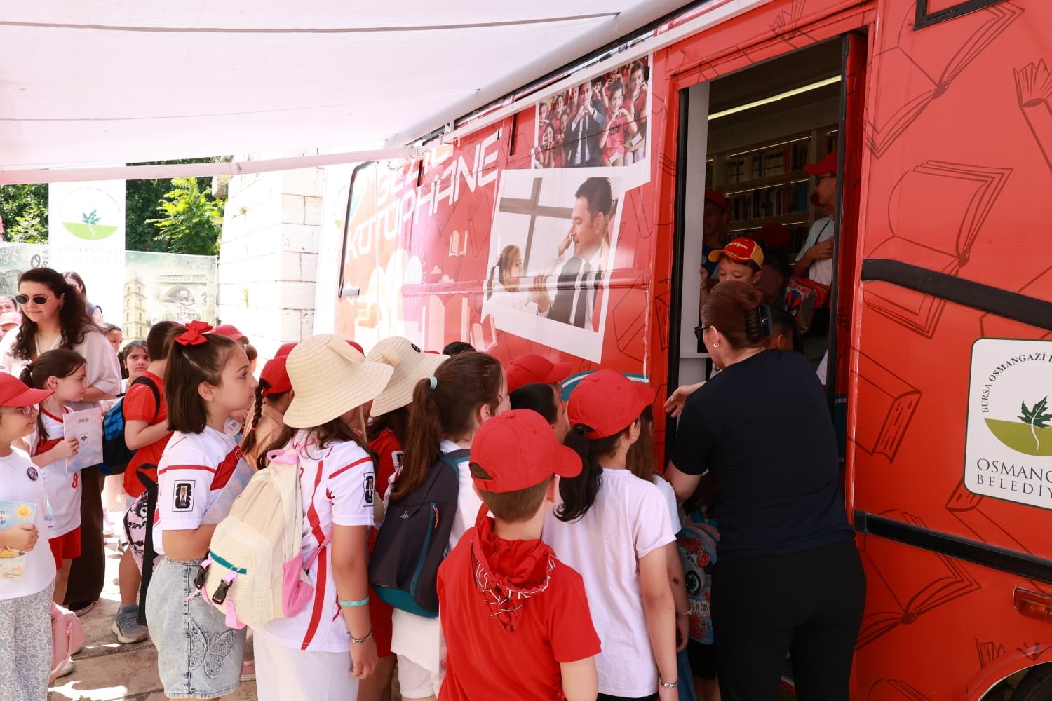 osmangazi belediyesi cocuklara kitap ve tarih sevgisi asiliyor 3