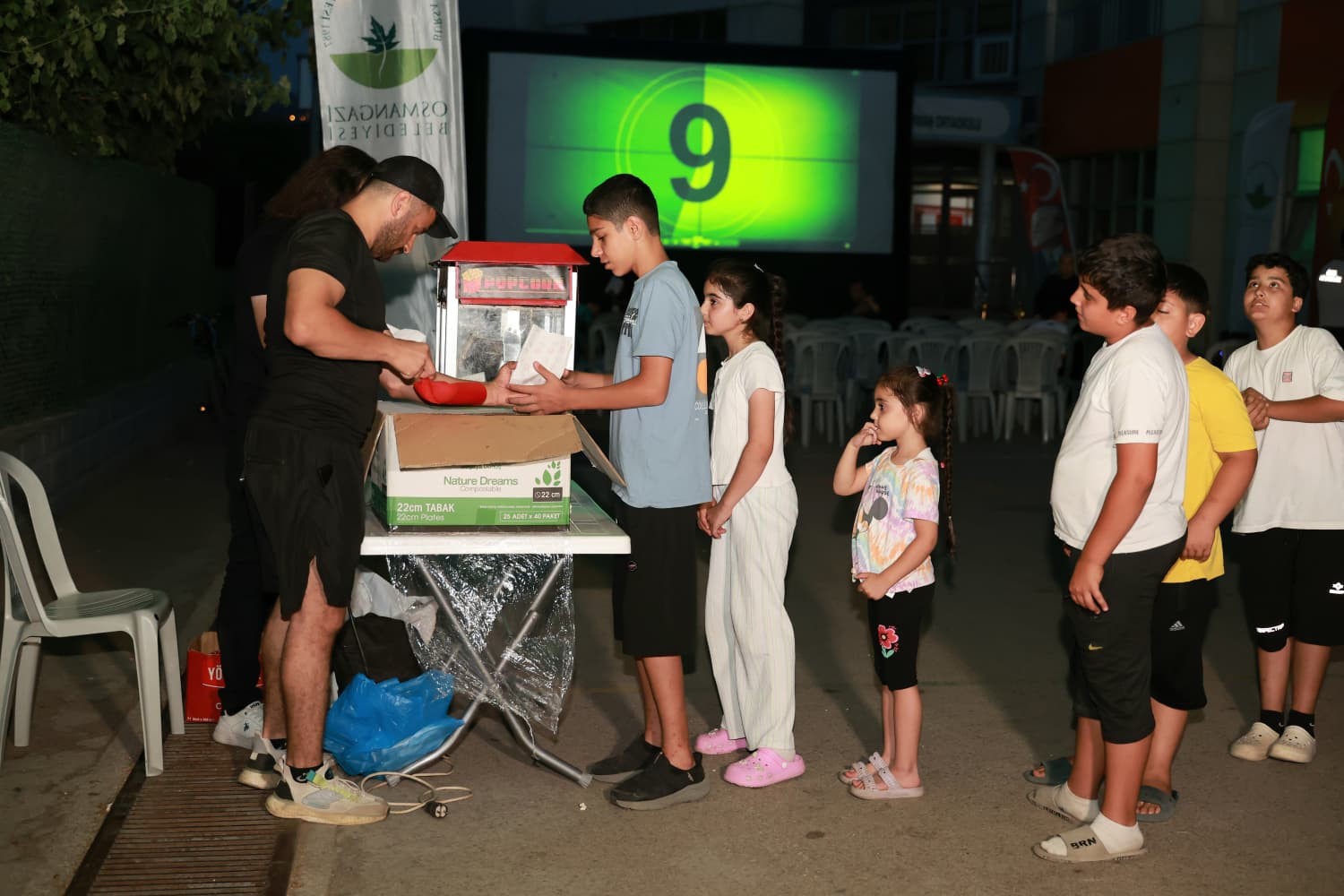 osmangazi belediyesi cocuklara yazlik sinema keyfi yasatiyor 0 nwAzEYLC