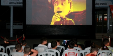 osmangazi-belediyesi-cocuklara-yazlik-sinema-keyfi-yasatiyor-WYKGxyQj.jpg