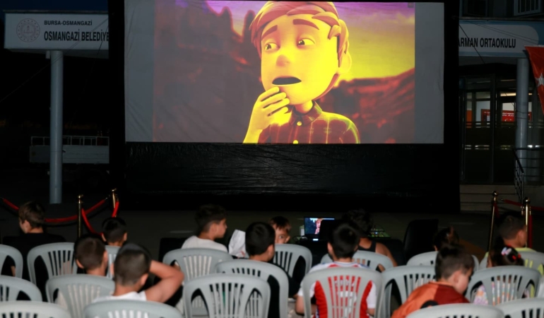 osmangazi-belediyesi-cocuklara-yazlik-sinema-keyfi-yasatiyor-WYKGxyQj.jpg