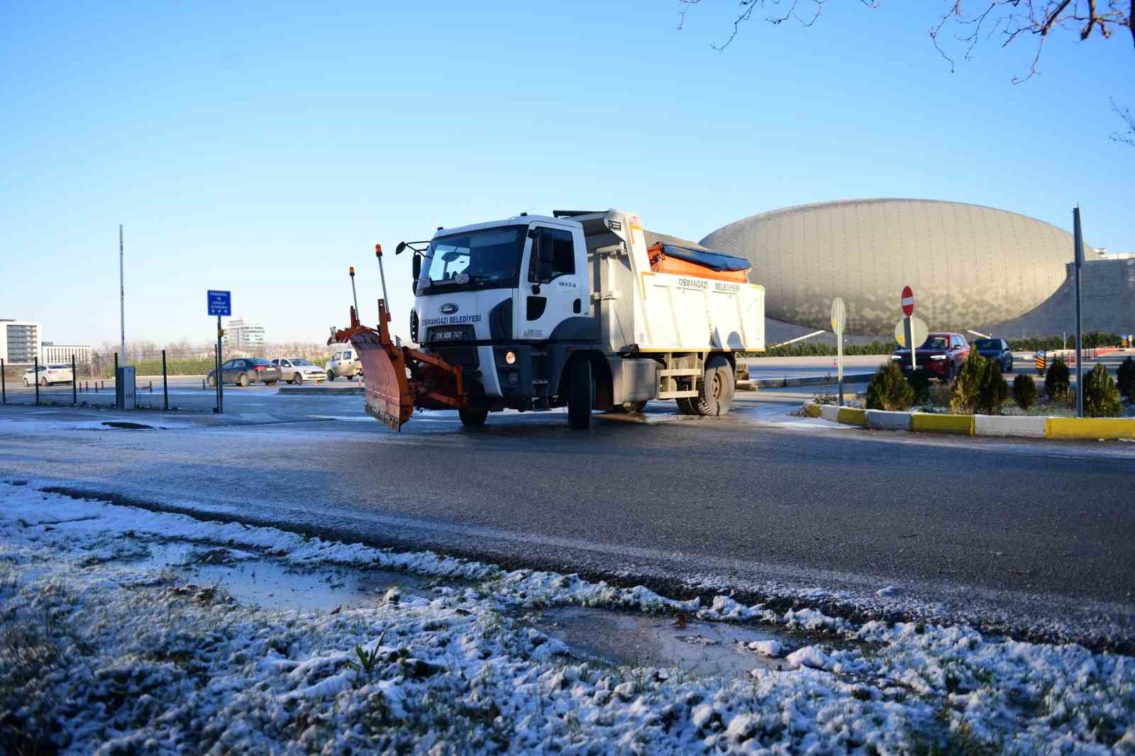 osmangazi belediyesi ekipleri tuzlama calismalarini surduruyor 2 ZKiK7YEP