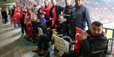 osmangazi-belediyesi-engelli-bireylere-milli-mac-heyecani-yasatti-xQirNdX5.jpg