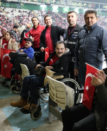 osmangazi-belediyesi-engelli-bireylere-milli-mac-heyecani-yasatti-xQirNdX5.jpg