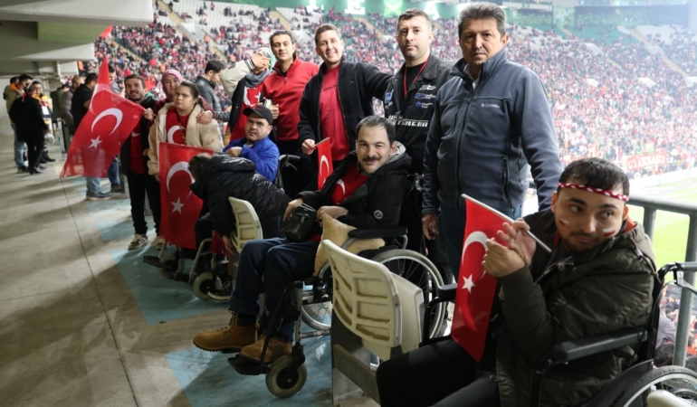 osmangazi-belediyesi-engelli-bireylere-milli-mac-heyecani-yasatti-xQirNdX5.jpg