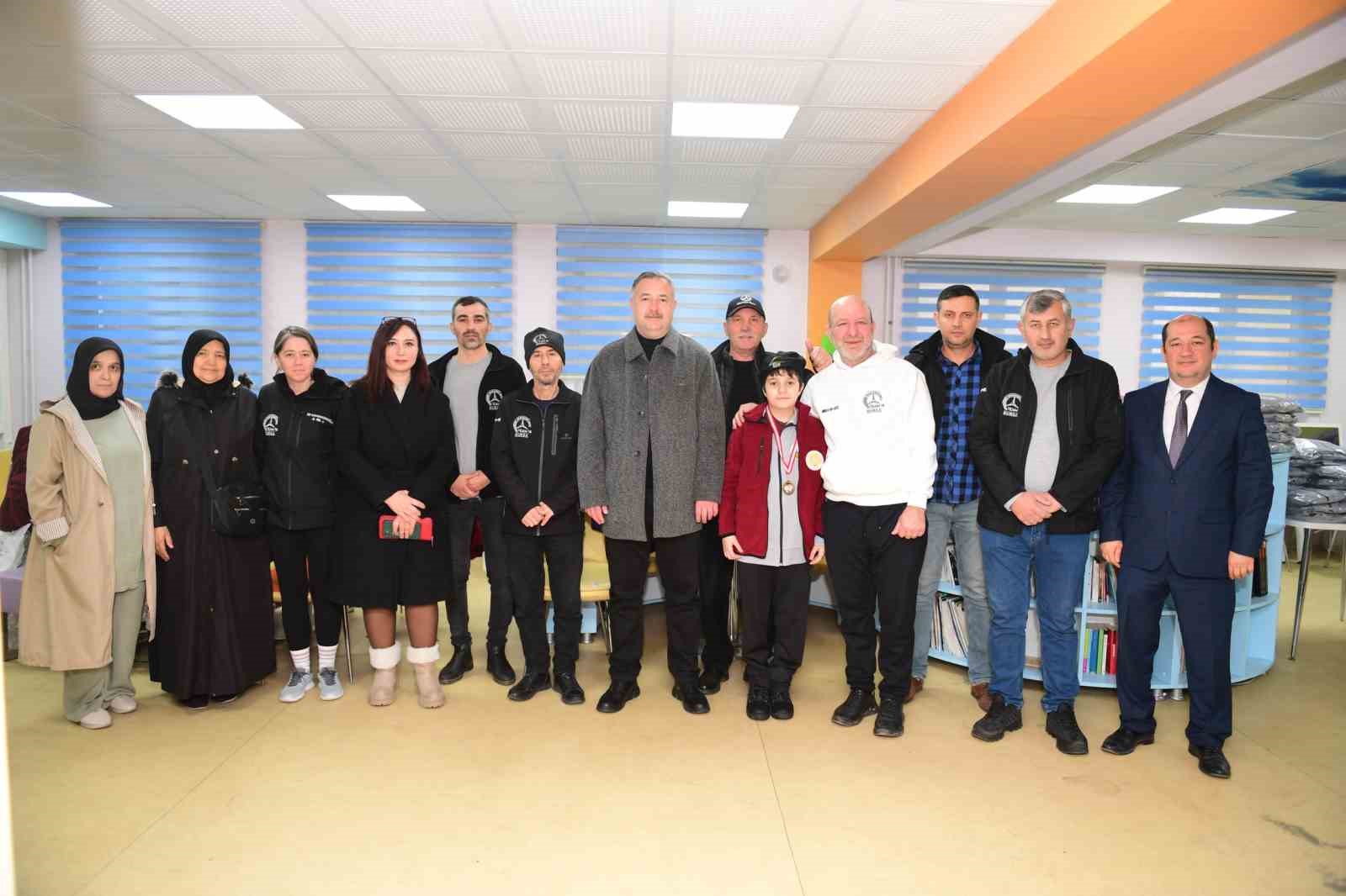 osmangazi belediyesinden cocuklarin iclerini isitan dayanisma 3 YfT31q1k