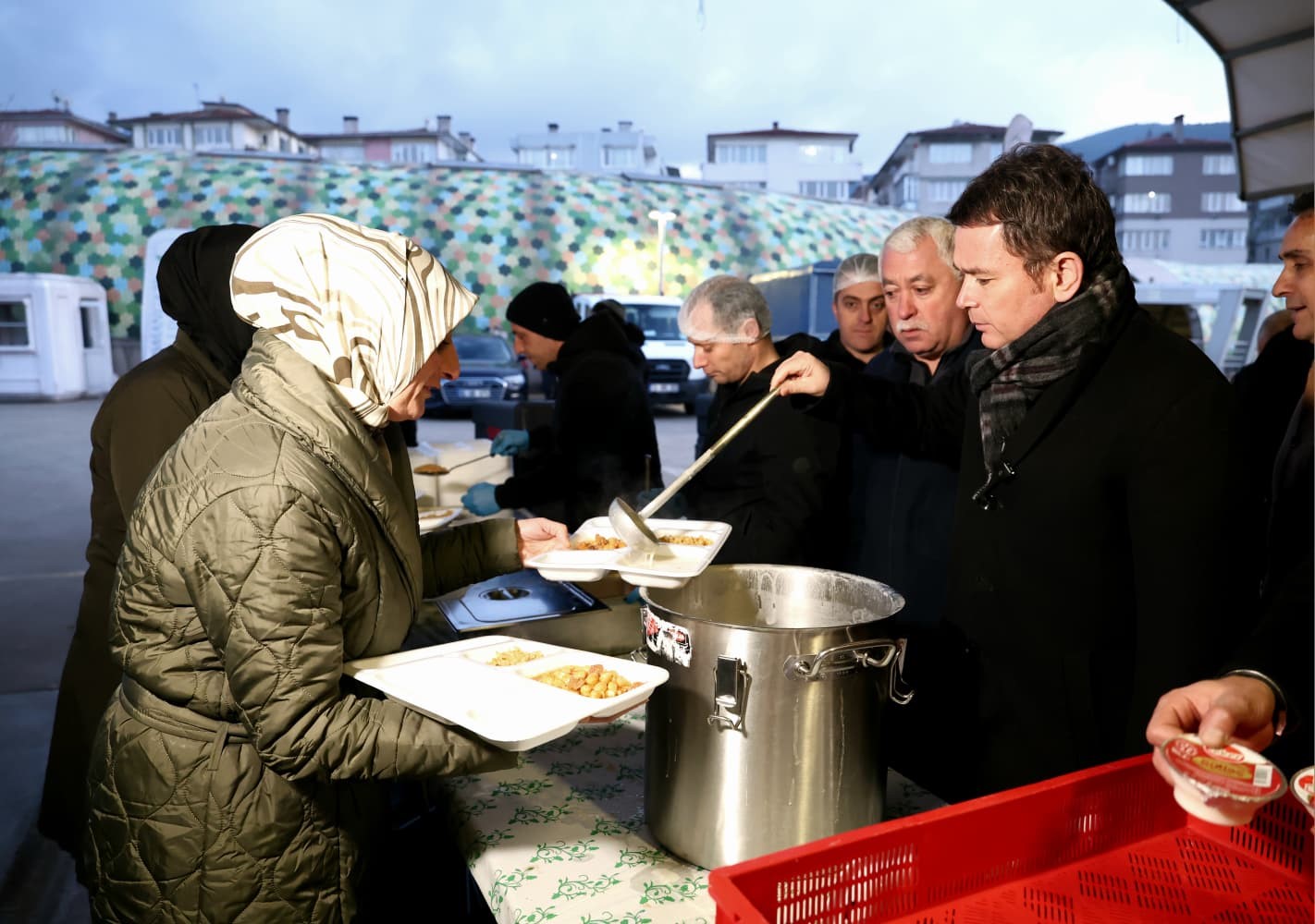 osmangazi belediyesinin iftar sofrasinda yuzlerce kisi bir araya geldi 0 3NgpEfm4