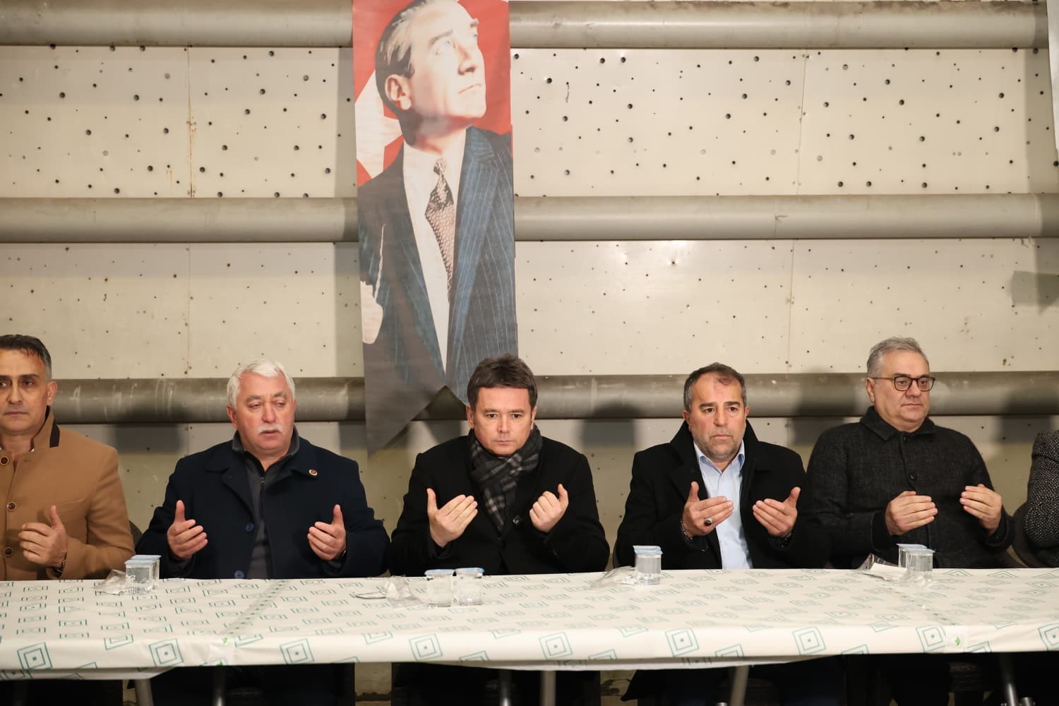 osmangazi belediyesinin iftar sofrasinda yuzlerce kisi bir araya geldi 2 qN3tJsfb