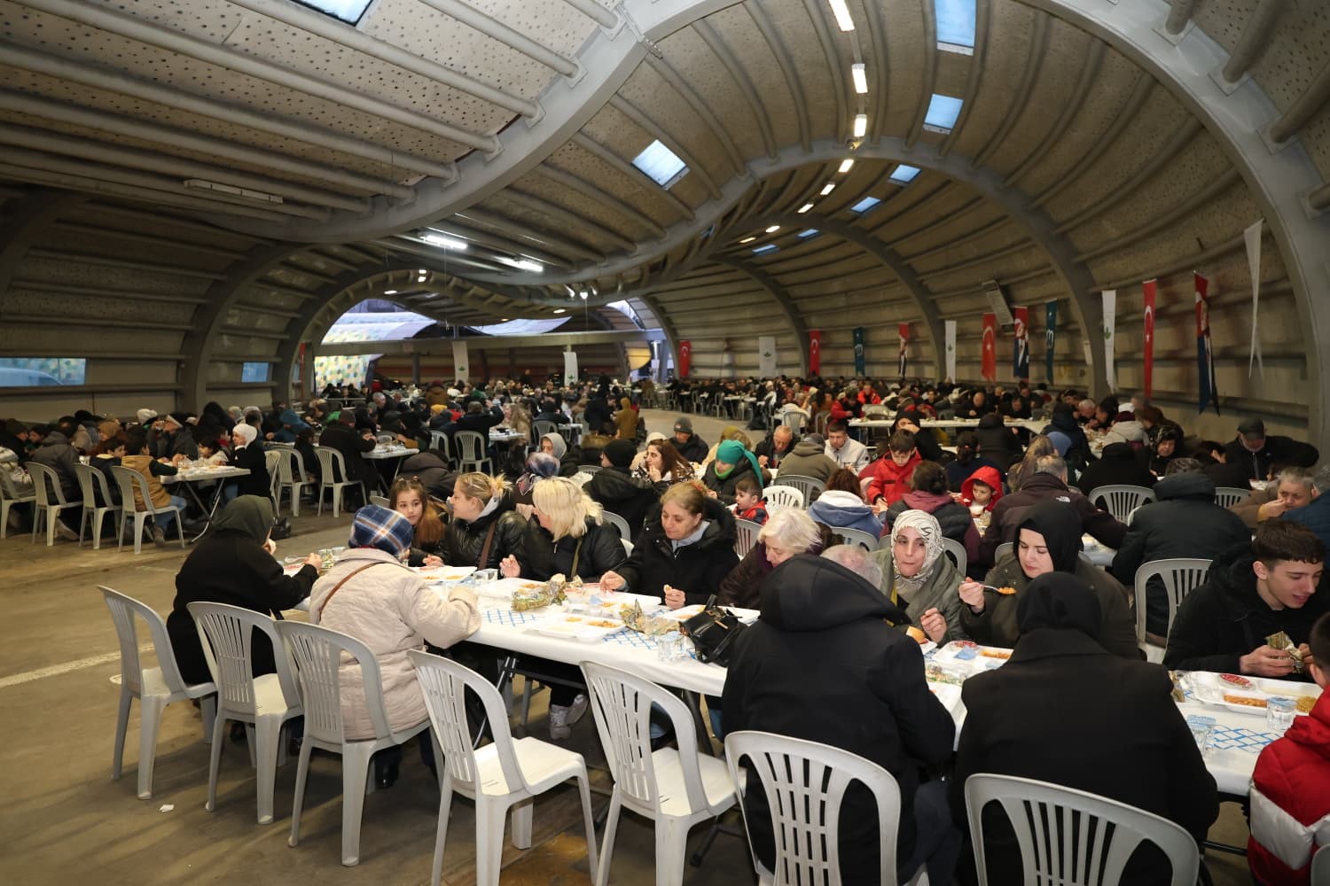 osmangazi belediyesinin iftar sofrasinda yuzlerce kisi bir araya geldi 5 FDTVmnaQ