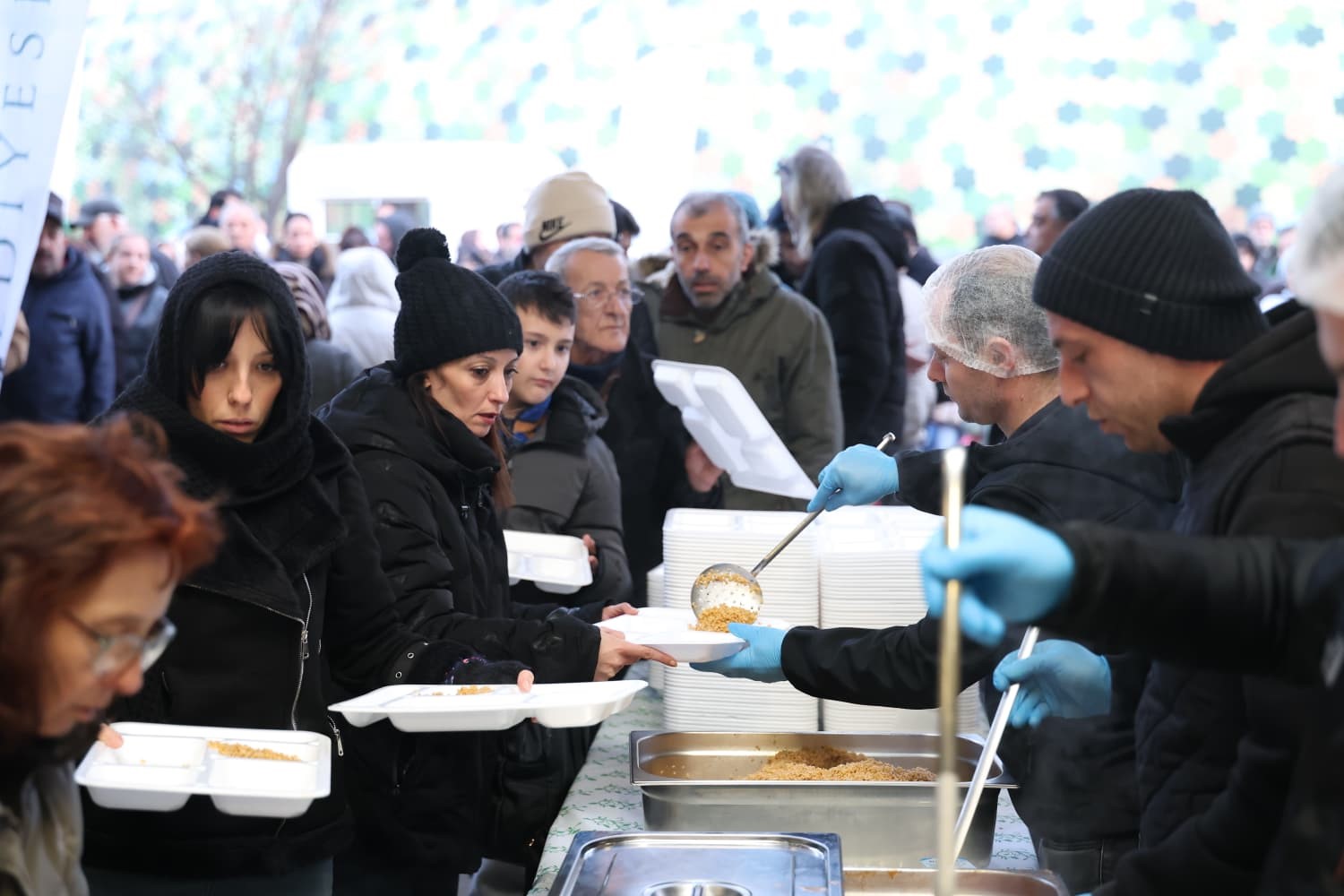 osmangazi belediyesinin iftar sofrasinda yuzlerce kisi bir araya geldi 6 8NYB4GnT