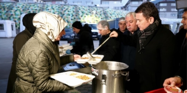 osmangazi-belediyesinin-iftar-sofrasinda-yuzlerce-kisi-bir-araya-geldi-TcsuiDzh.jpg
